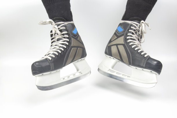 在白色背景上滑冰的男子溜冰鞋图片下载