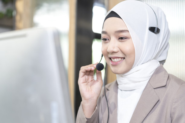 穆斯林呼叫中心工作人员。这个年轻的呼叫中心致力于回答客户的问题。图片下载