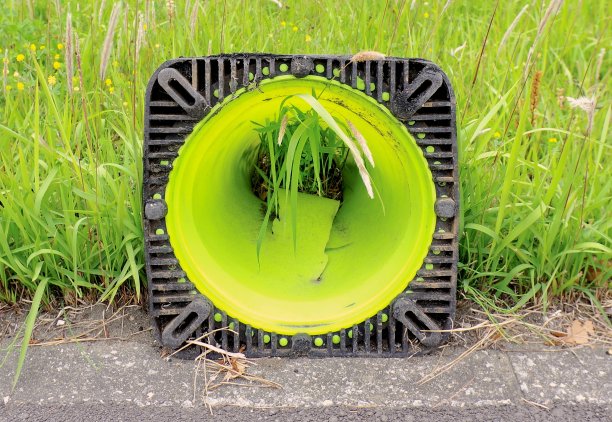 与工业材料和草的融合。图片下载