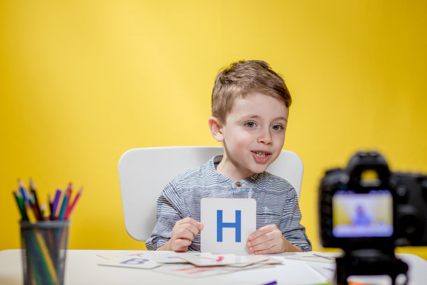 美丽的小博主博客关于学习字母在黄色的背景。回到学校。远程学习在线教育。图片下载