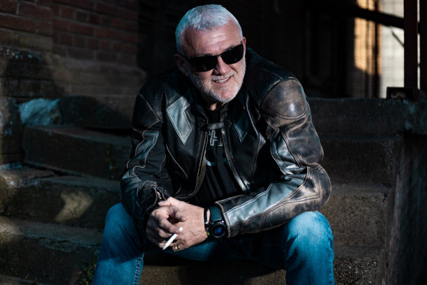 一个老人坐在那里抽烟的画像。图片下载