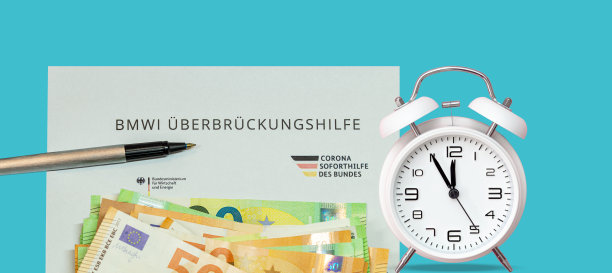 BMWI时间Überbrückungshilfe，特写的德国申请表格津贴电晕架桥援助- soforilfe电晕。紧急援助申请和闹钟图片下载