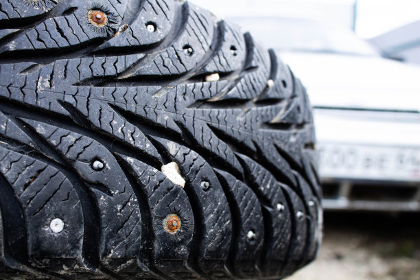 旧的冬季汽车轮胎。冬季汽车轮胎修理。图片下载
