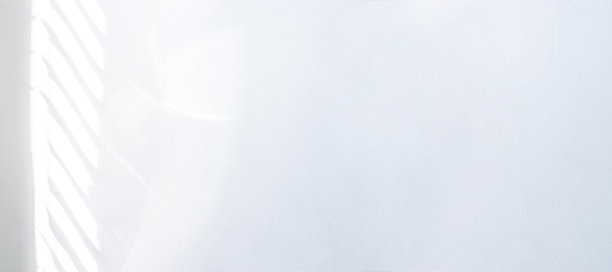 影子楼。抽象的光线，黑色的阴影从窗户覆盖在白色纹理的墙壁上。阳光建筑背景。叠加效果的照片和设计。图片下载