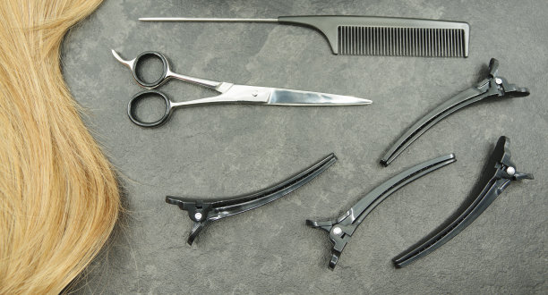 金色卷发和美发师设置图片下载