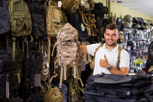 男顾客选择迷彩包图片下载