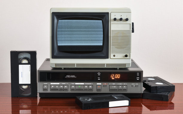 老式银色电视机，背景是墙纸，装有录像机。屏幕上的噪音。图片下载