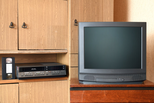 老式的黑色电视机和录像机配上上世纪八九十年代的旧家具。图片下载
