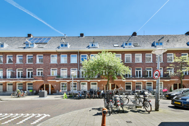 公寓附近有自行车和汽车图片下载