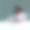 女孩坐在床上用笔记本电脑工作图片下载