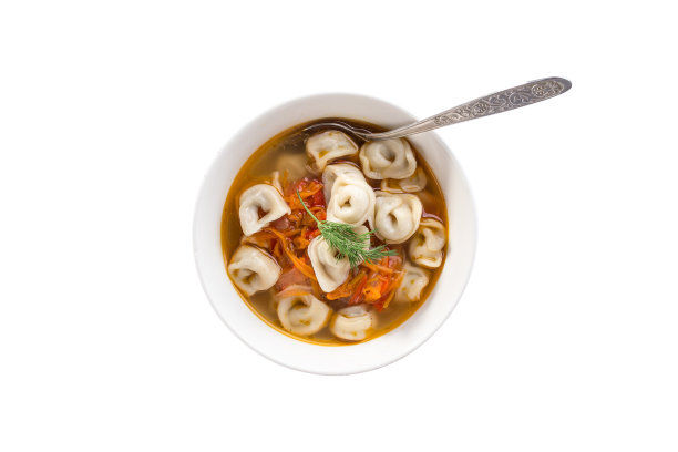 清汤与肉馅饺子在碗与勺子孤立在白色背景图片下载