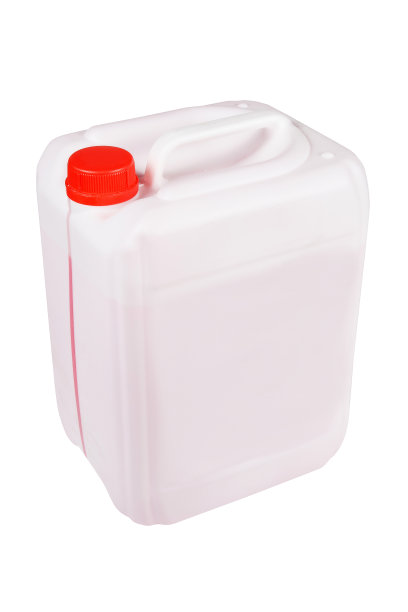 白色10升罐与红色液体。图片下载