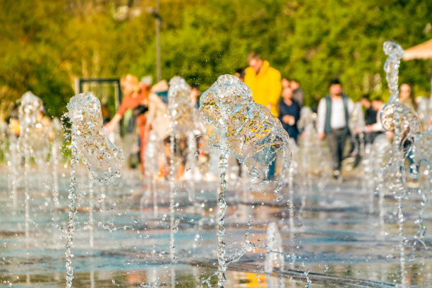 喷泉中喷出的水图片下载