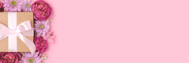 横幅和礼盒与一个系丝带蝴蝶结和花框架。图片下载