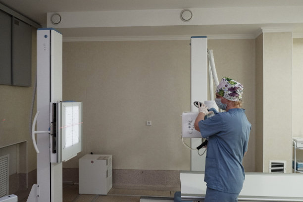 放射科医生在x光室进行诊断的工作。图片下载