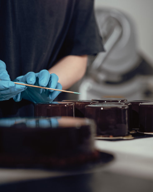 厨师烘焙精美慕斯蛋糕图片下载