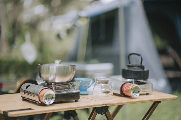 露营夏季设有滴漏咖啡、水壶、露营炉、煤气罐、烹饪锅、桌上锅图片下载