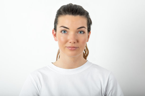 看相机的女人图片下载