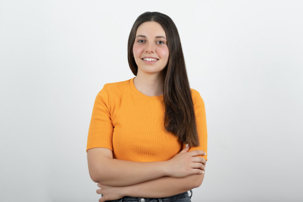 双臂交叉的女孩图片下载