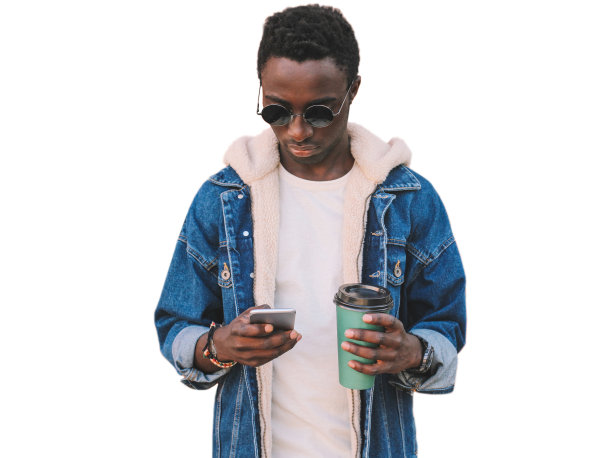 一名年轻的非洲男子在白色背景上拿着智能手机和咖啡杯图片下载