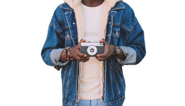 近距离非洲男子摄影师与老式胶片相机孤立在一个白色的背景图片下载