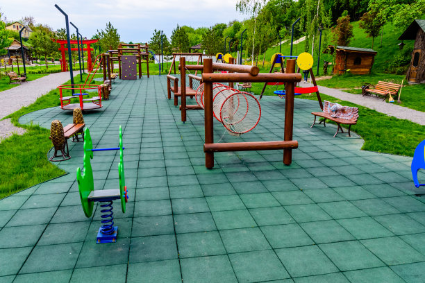 在城市公园里，孩子们的操场上有不同的设备图片下载