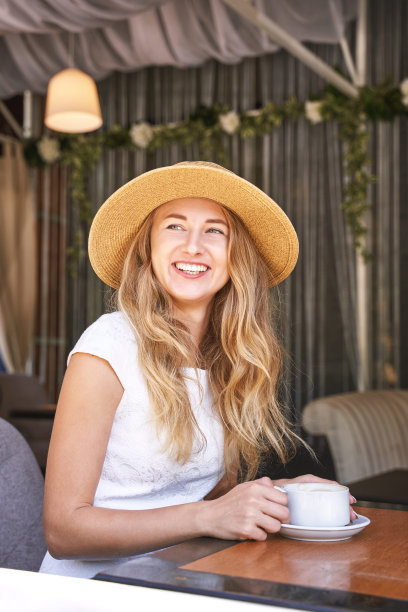 年轻女子在街头咖啡馆喝咖啡。宅度假旅游图片下载