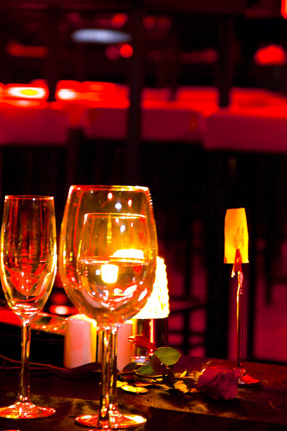 情人节红色光晕下的浪漫餐厅图片下载