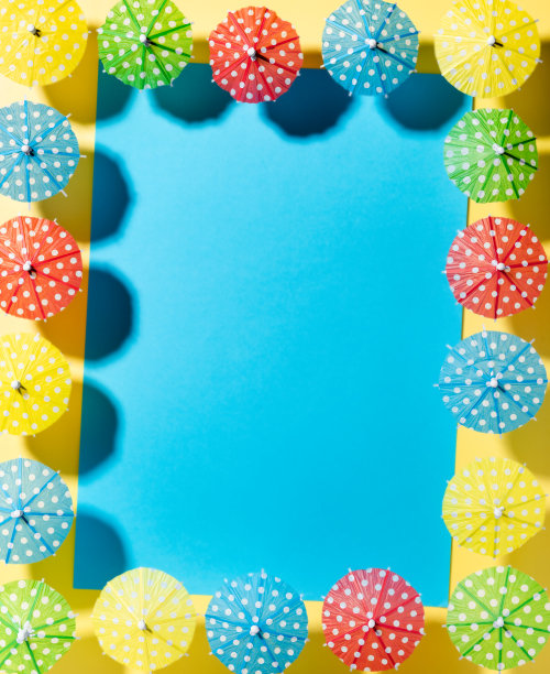 热带海滩伞在游泳池的背景。暑期假期模板图片下载