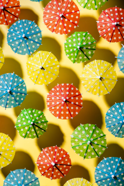 一排排五颜六色的热带海滩伞。创造性的抽象艺术。暑期概念形象图片下载