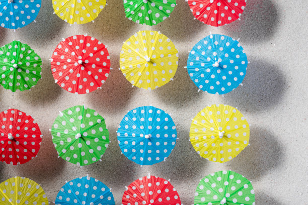 从沙滩上俯瞰沙滩伞图案。静物画艺术图片下载