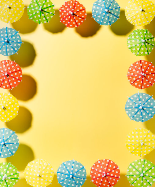 海滩伞热带假期和暑假创意背景。拷贝空间自顶向下视图图片下载