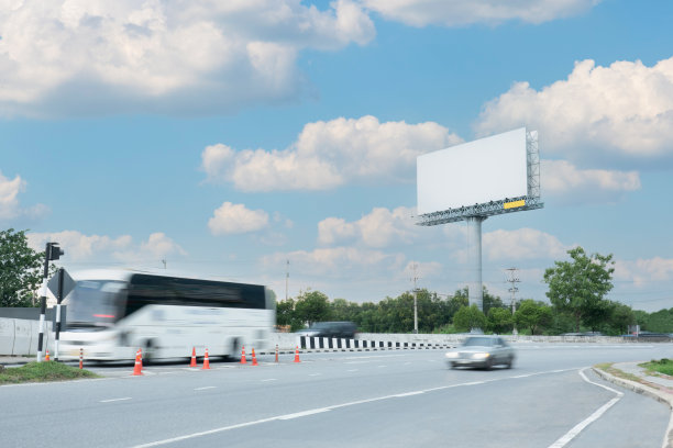 以城市为背景的广告牌模型在一个晴朗的日子里，探险是清晰的。图片下载