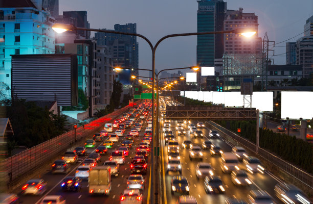 曼谷晚上高峰时段的交通堵塞。图片下载