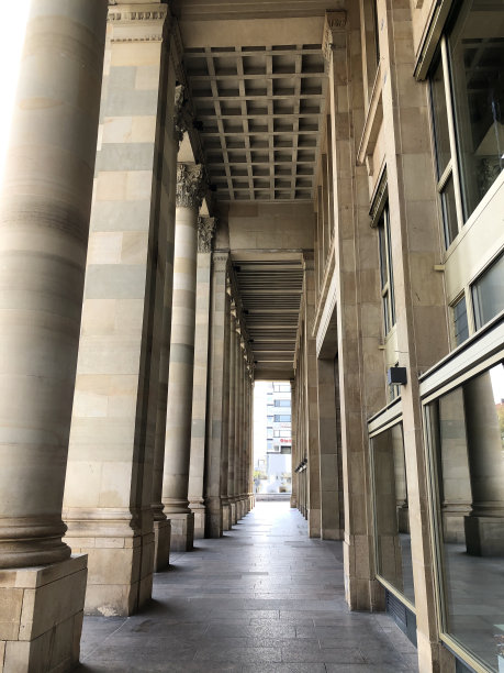 在一座古老而高大的建筑中图片下载