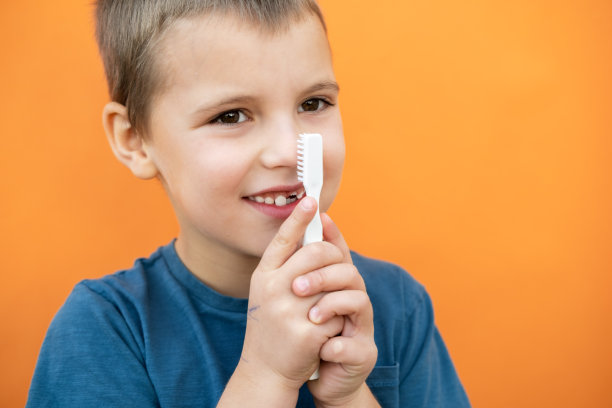 没有牛奶的男孩上牙。图片下载