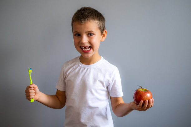 没有牛奶的男孩上牙。图片下载