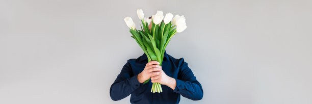 拿着一束郁金香的男人。图片下载