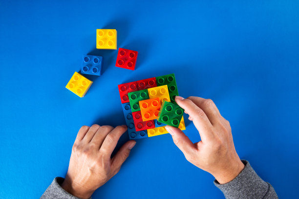 用手堆叠彩色塑料块图片下载