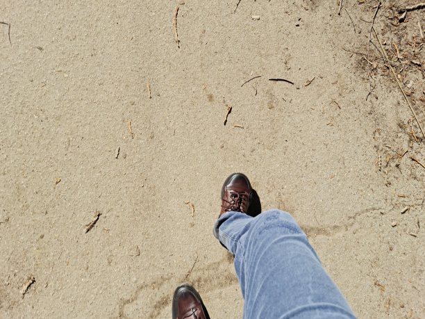 一个男人走在路上图片下载