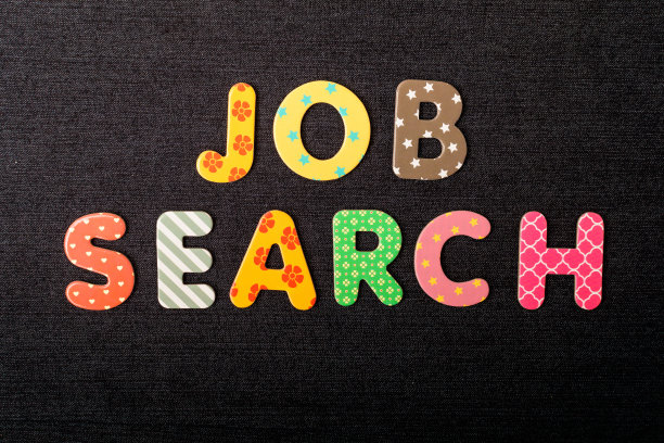 求职词卡片由混合鲜艳的彩色木质字母和纹理黑色纺织材料制成，可以用作信息图片下载
