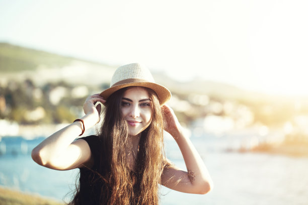 肖像美女戴着帽子，盛夏时节，微笑着图片下载