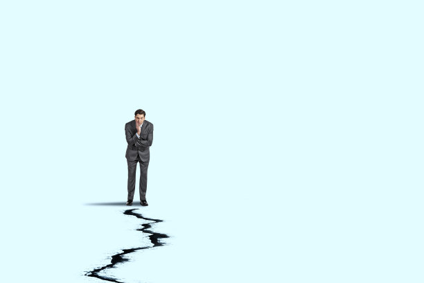 人检查大裂缝图片下载