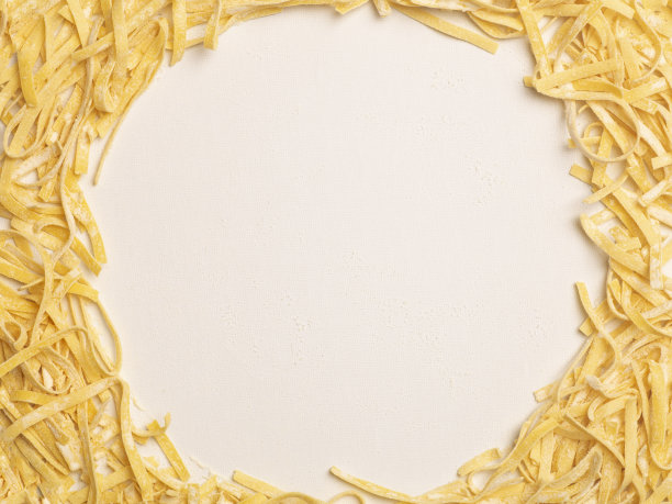 新鲜面食背景。在家庭厨房里用新鲜鸡蛋和面粉在白光背景下烹制的意大利面。意大利美食和烹饪概念图片下载