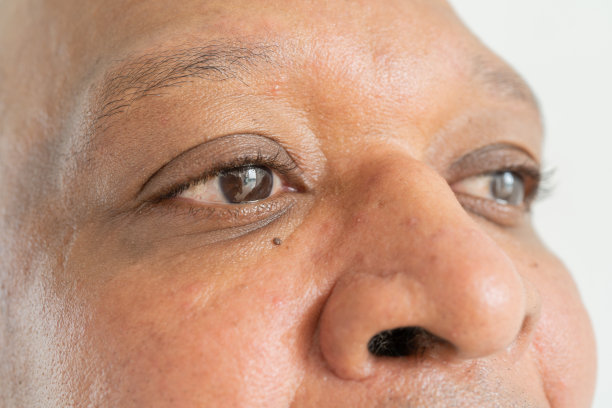 近距离观察非洲裔美国老年黑人的眼睛。黑眼圈的纹理显而易见。虹膜的宏观细节。图片下载