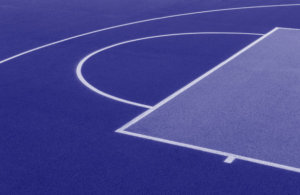 摘要，蓝色背景的新造户外篮球场。可见的沥青纹理，新涂的线条。蓝色滤光片图片下载