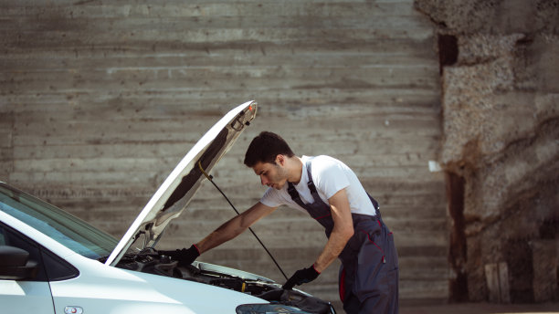 机械师检查汽车的故障图片下载