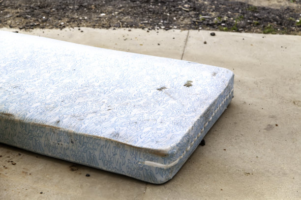 又脏又弃的床垫图片下载