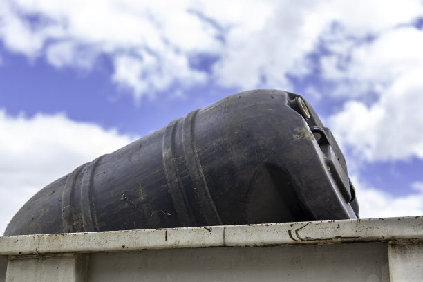 把油桶扔进垃圾桶里图片下载