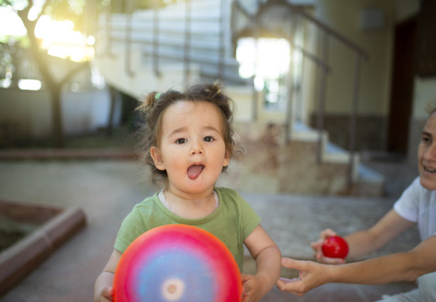 小女孩吐着舌头图片下载